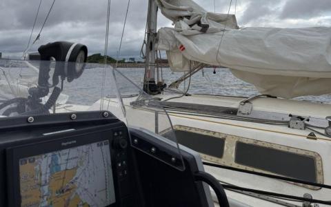 Rescue Njord har en mindre sejlbaad ved siden