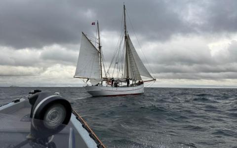 18m sejlskib med sejl op, Rescue Njord sejler til dem