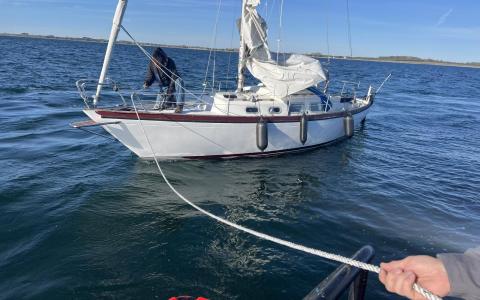 Bugsering af28 fods shipmand, med motor skade