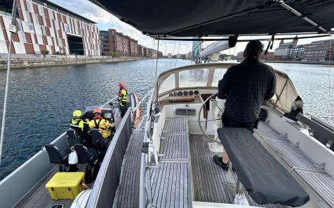 Og pludselig ser vores 30 fods redningsbåd ikke så stor ud