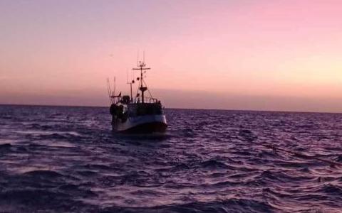 28 fods fiskerbåd mister køling 