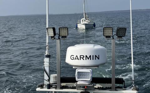 Allegro 27 på slæb i Storstrømmen