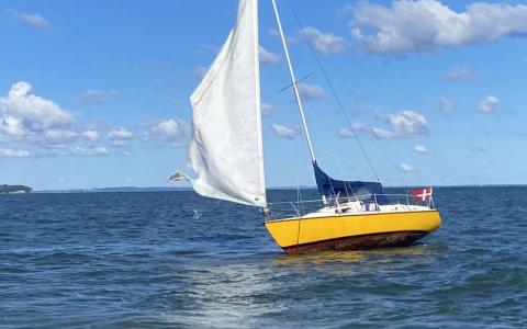 Sejlbåd på lavt vand