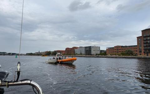 Slæb af motorbåd