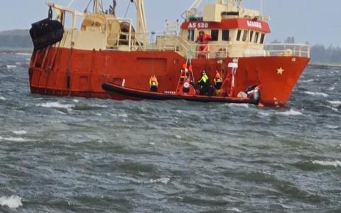 Fiskerbåd grundstødt ved Løgstør Havn
