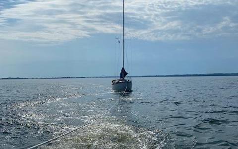 Tysk 28 fods sejlbåd på grund ved Lindholm