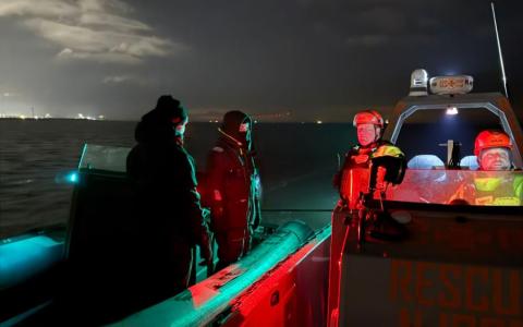 RIB bliver slæbt på siden af Rescue Njord