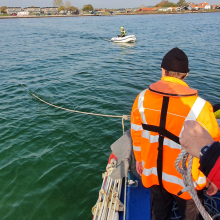 Havarist trækkes ud fra det lave vand