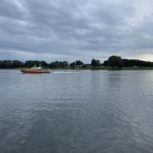 Ærø SAR forsøger slæb af Nimbus 4000, der ligger næsten oppe på stranden.