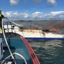 Brand på 33 fods motoryacht
